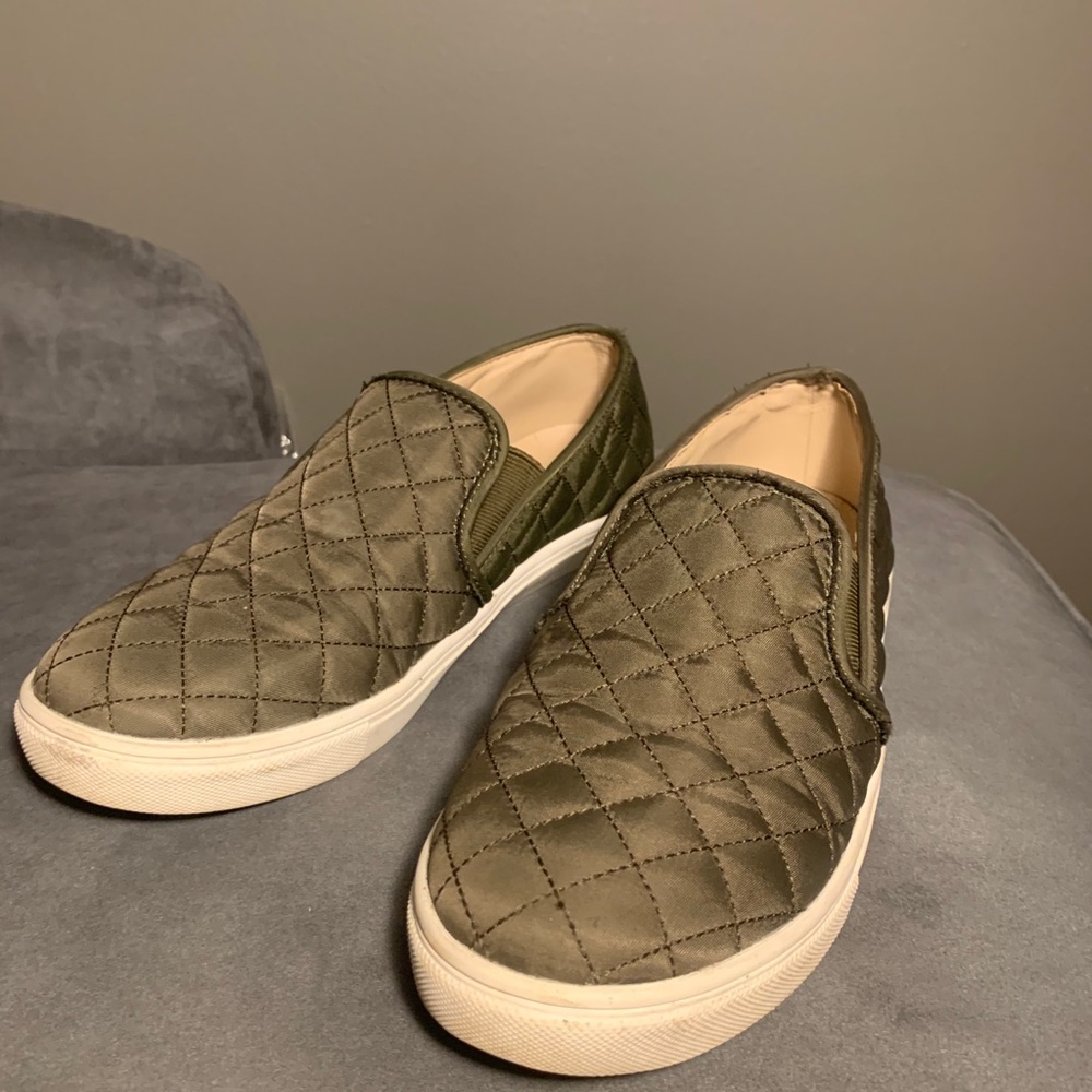 Steve Madden Olive Quilted Slip On shoes ✨